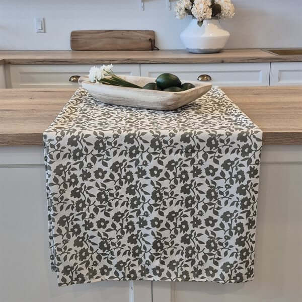 Nappe imprimée de fleurs vertes HORTENSE - Par Brunelli NAPPES ,disponible chez Literie-Déco et moi