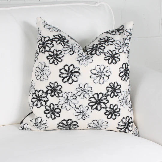 ( Fait au Québec ) - Coussin LETTONIE BLANC -( 2 formats disponibles) Coussins ,disponible chez Literie-Déco et moi