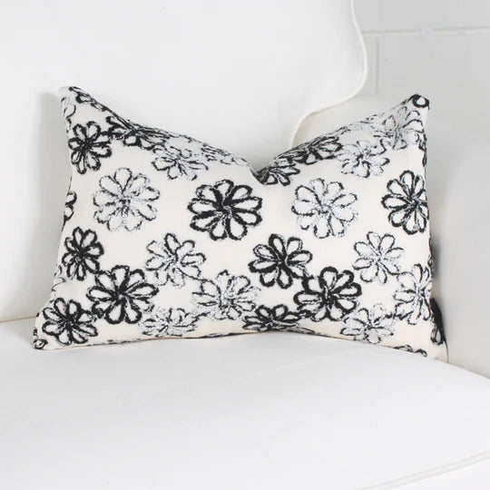 ( Fait au Québec ) - Coussin LETTONIE BLANC -( 2 formats disponibles) Coussins ,disponible chez Literie-Déco et moi