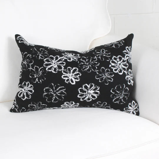 ( Fait au Québec ) - Coussin LETTONIE NOIR -( 2 formats disponibles) Coussins ,disponible chez Literie-Déco et moi