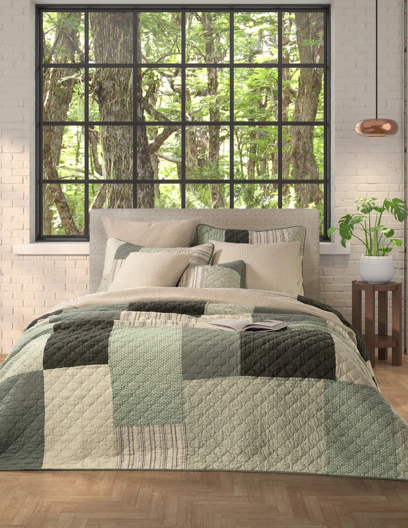 Courtepointe patchwork vert et crème Broccolini- Par Brunelli ( Livraison printemps 2026) - Literie-Déco et moi