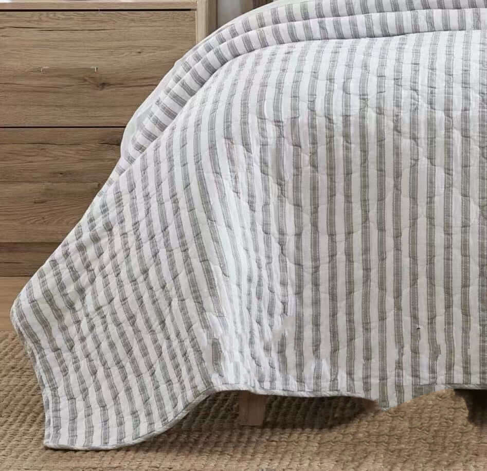 Courtepointe rayée beige et blanc cassé de Literie-Deco & moi – PRODUIT de qualité chez Literie & Déco et Moi