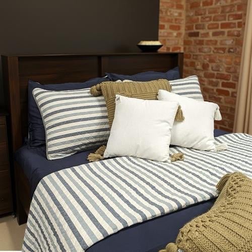 Courtepointe rayée Coastal Blue Courtepointe  ,disponible chez Literie-Déco et moi