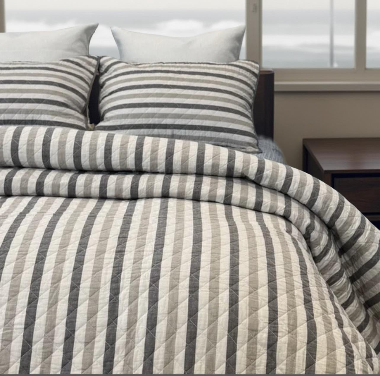 Courtepointe rayée Coastal Taupe Courtepointe  ,disponible chez Literie-Déco et moi