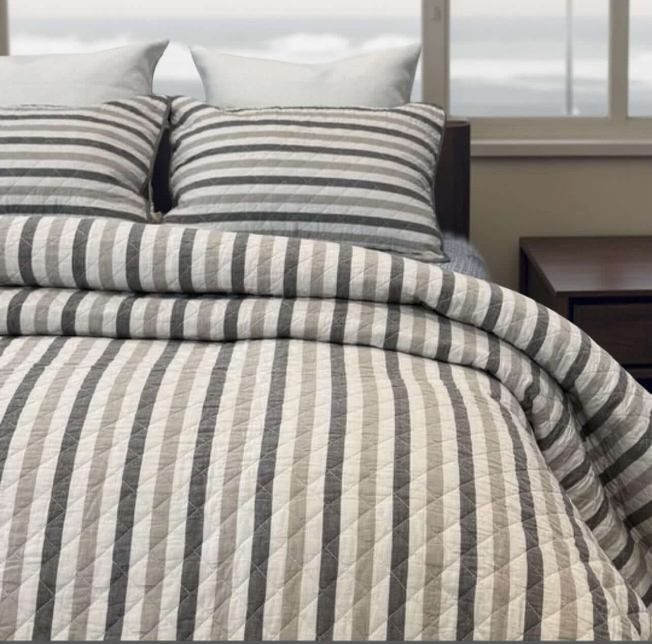 Courtepointe rayée Coastal Taupe de Literie-Deco & moi – PRODUIT de qualité chez Literie & Déco et Moi