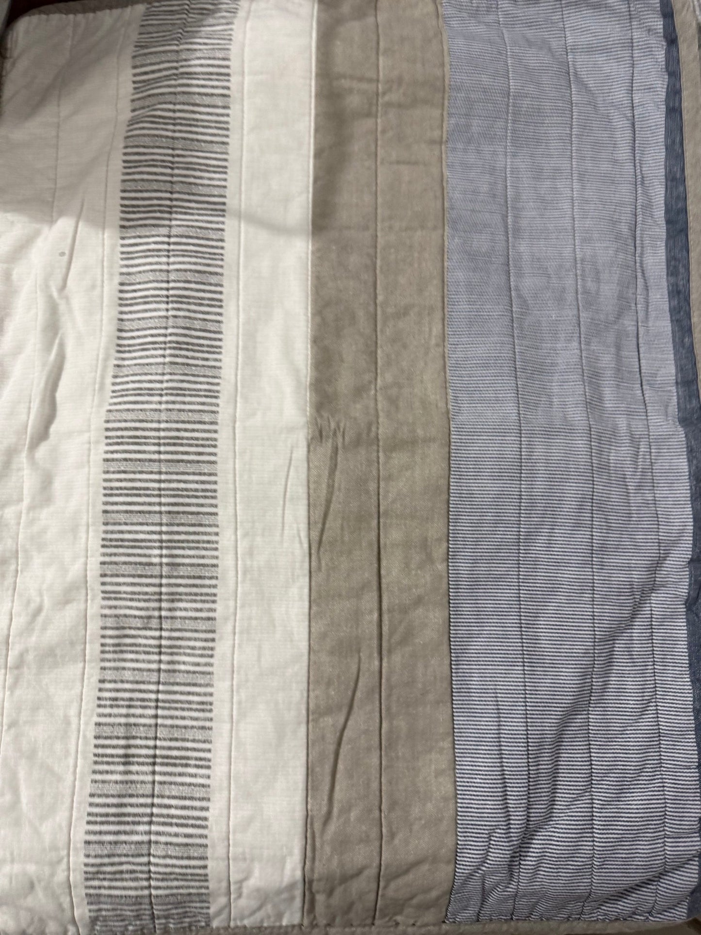 Courtepointe rayée ÉMERY ( taupe, gris, blanc cassé ) - Literie - Déco et moi