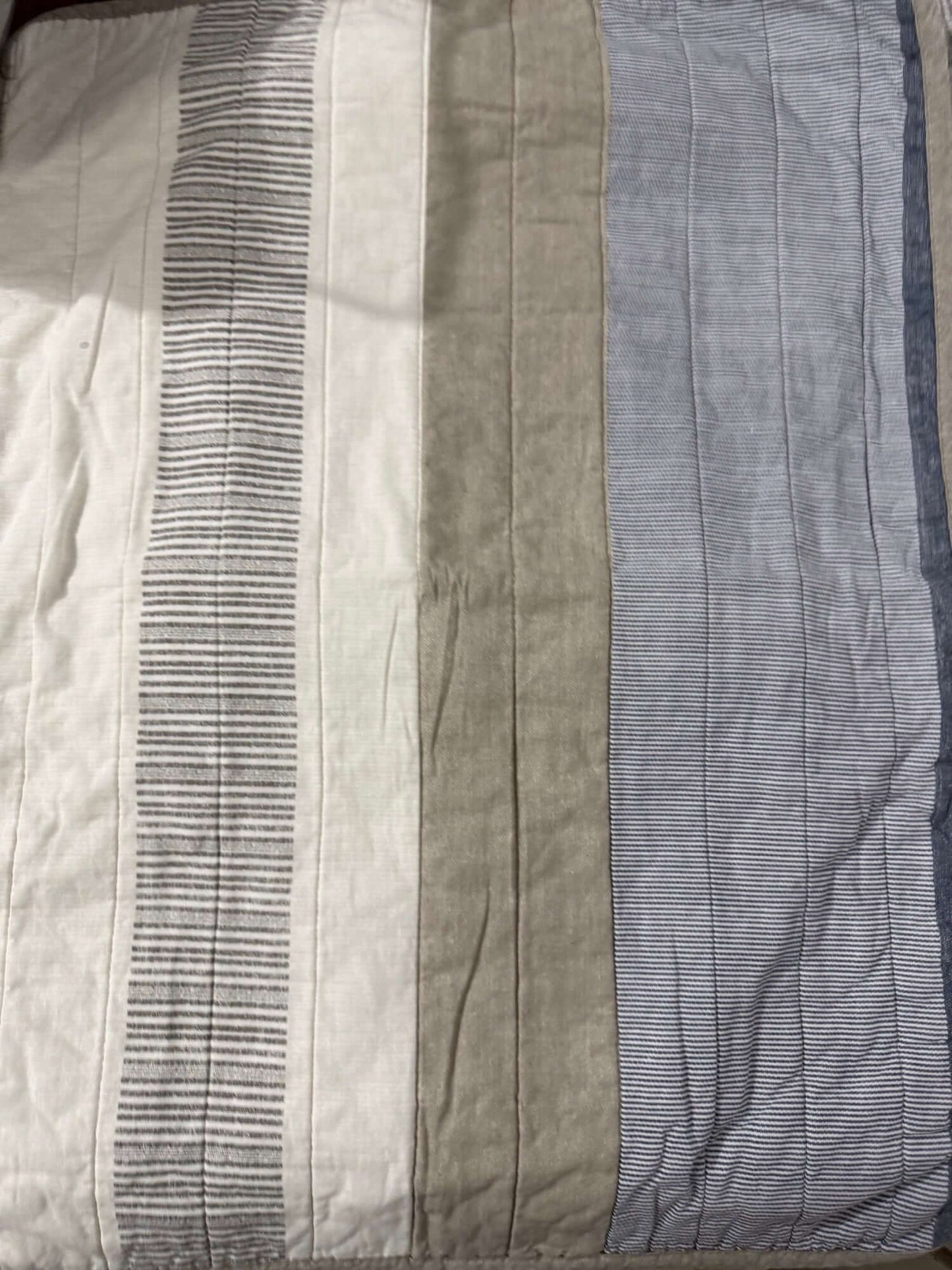 Courtepointe rayée ÉMERY (taupe, gris, blanc cassé) de Literie-Deco & moi – PRODUIT de qualité chez Literie & Déco et Moi