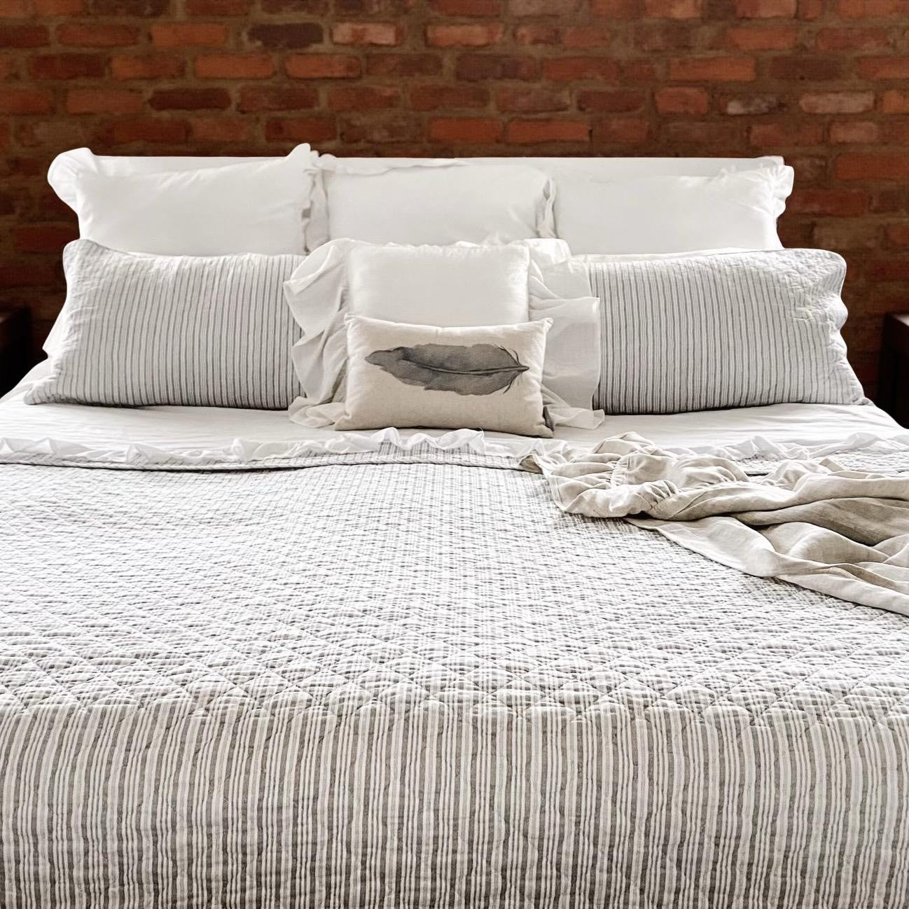 Courtepointe rayée GEORGIANA ( rayures grises ) Courtepointe  ,disponible chez Literie-Déco et moi