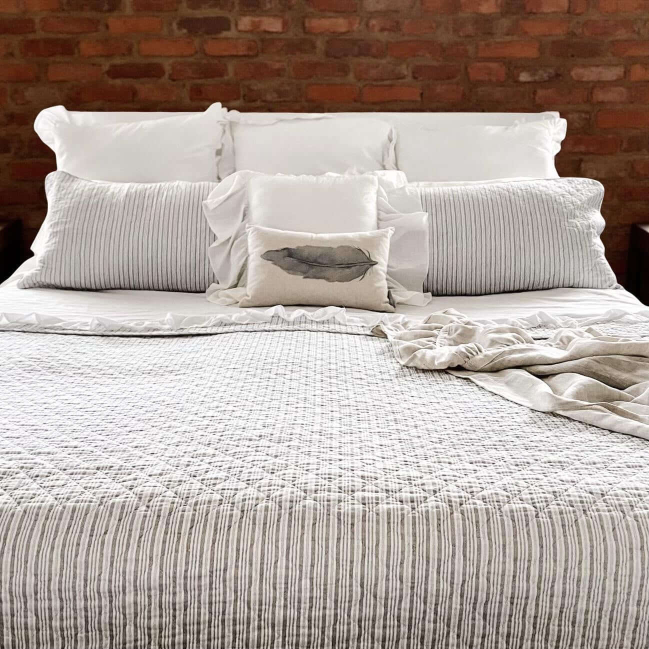 Courtepointe rayée GEORGIANA ( rayures grises ) de Literie-Deco & moi – PRODUIT de qualité chez Literie & Déco et Moi