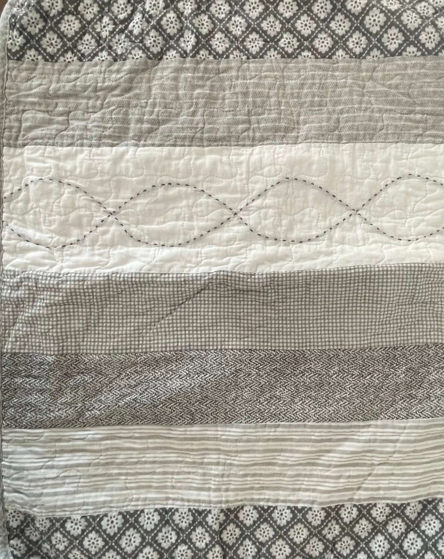 Courtepointe rayée grise et blanc cassé HILARY de Literie-Deco & moi – PRODUIT de qualité chez Literie & Déco et Moi