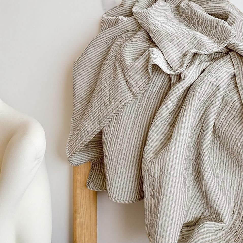 Courtepointe rayée Sérénité Taupe ( rayures taupe ) de Literie-Deco & moi – PRODUIT de qualité chez Literie & Déco et Moi