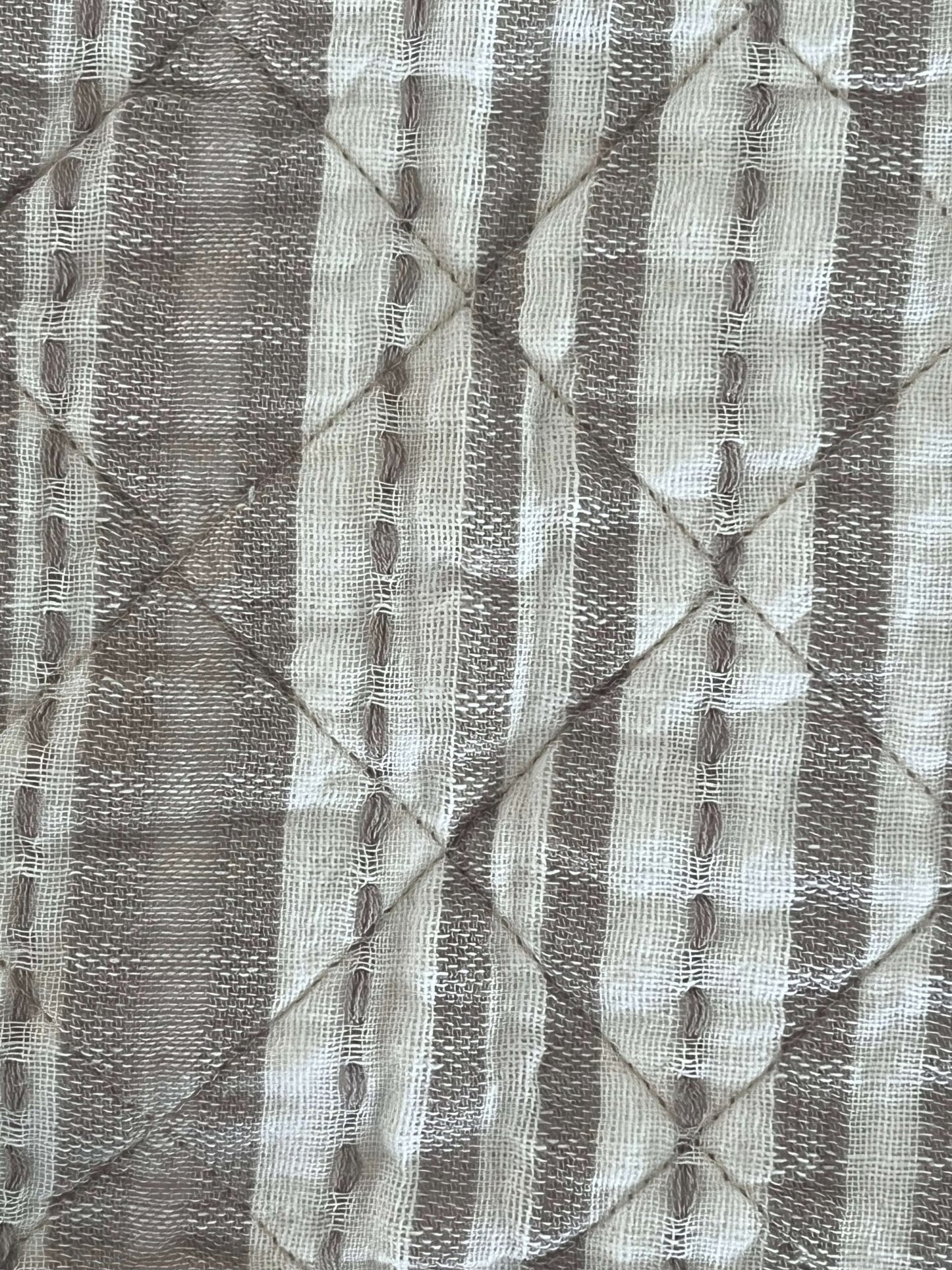 Ensemble de courtepointe rayée taupe et ivoire - RÉUNION ( Jeté Réunion aussi disponible) - Literie - Déco et moi