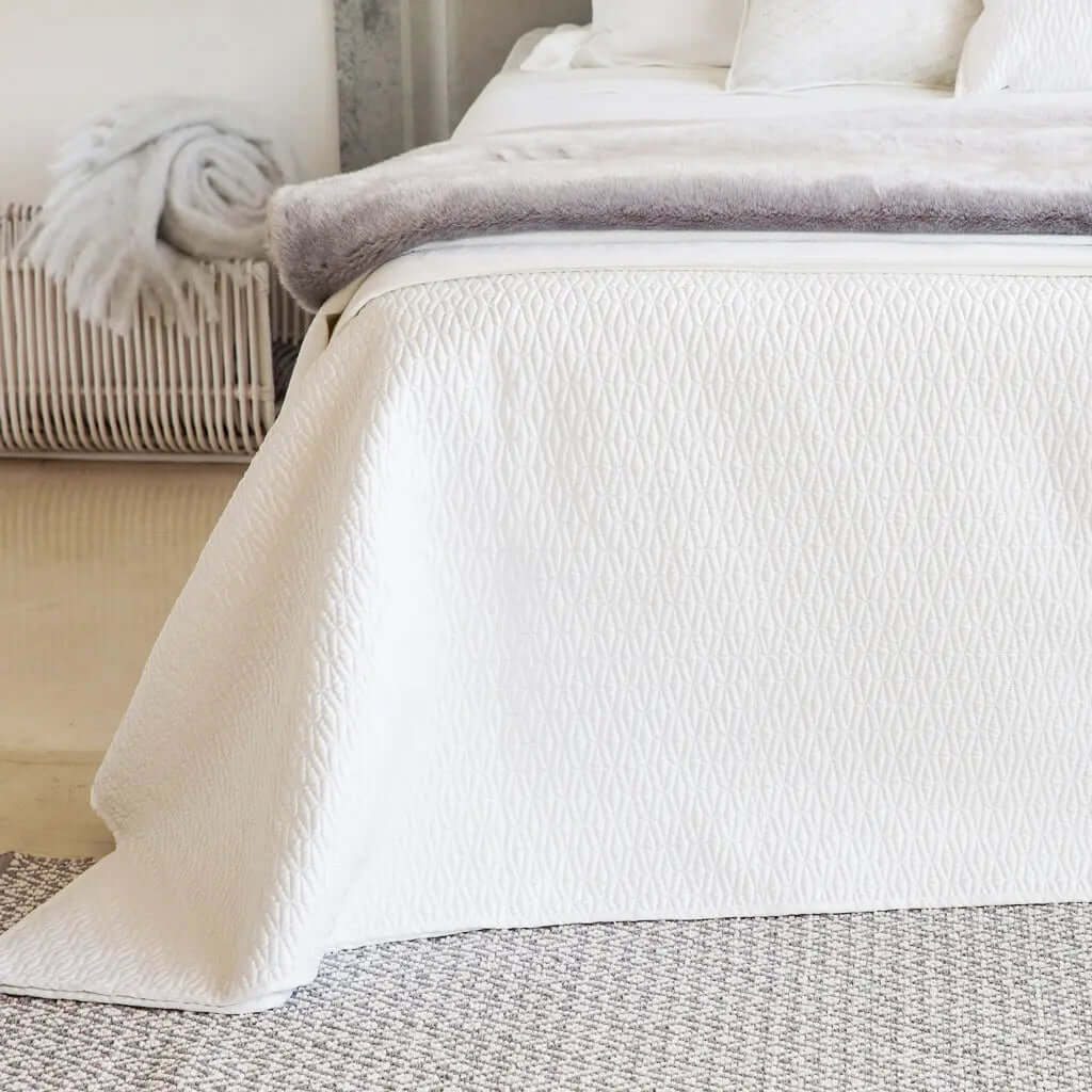 Ensemble de couverture matelassée DIAMANT ( Blanc ) Couvre-lit ,disponible chez Literie-Déco et moi