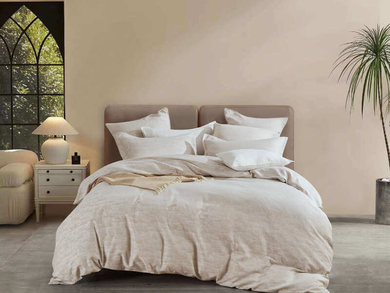 Ensemble de housse de couette PALMA (Moka et Crème ) Housse de couette ,disponible chez Literie-Déco et moi