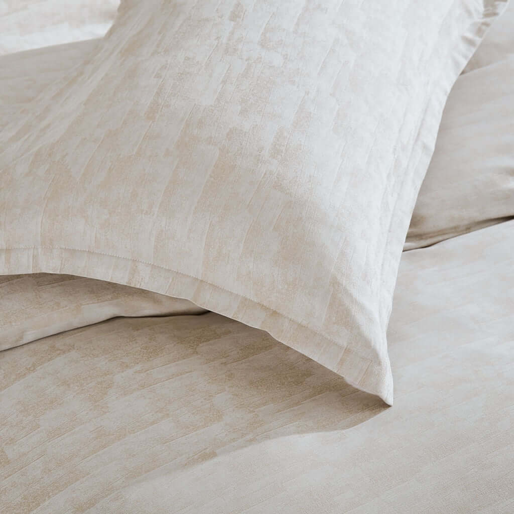 Ensemble de housse de couette PALMA (Moka et Crème ) Housse de couette ,disponible chez Literie-Déco et moi