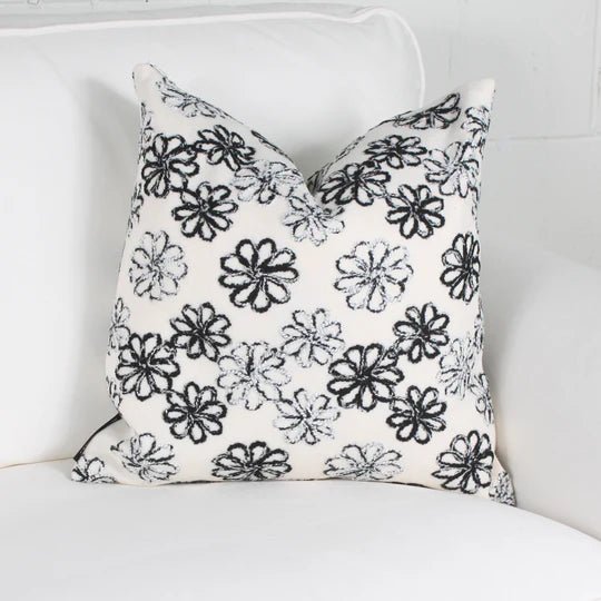 ( Fait au Québec ) - Coussin LETTONIE BLANC -( 2 formats disponibles) Coussins ,disponible chez Literie-Déco et moi