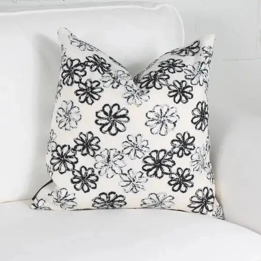 ( Fait au Québec ) - Coussin LETTONIE BLANC -( 2 formats disponibles) - Coussins Accent mode - $54.99! Literie-Déco et moi