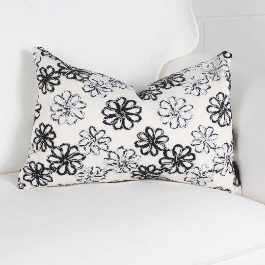 ( Fait au Québec ) - Coussin LETTONIE BLANC -( 2 formats disponibles) Coussins ,disponible chez Literie-Déco et moi