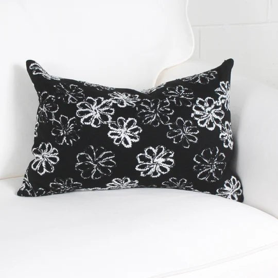 ( Fait au Québec ) - Coussin LETTONIE NOIR -( 2 formats disponibles) Coussins ,disponible chez Literie-Déco et moi