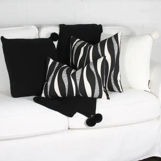( Fait au Québec ) - Coussin WAVES Coussins ,disponible chez Literie-Déco et moi