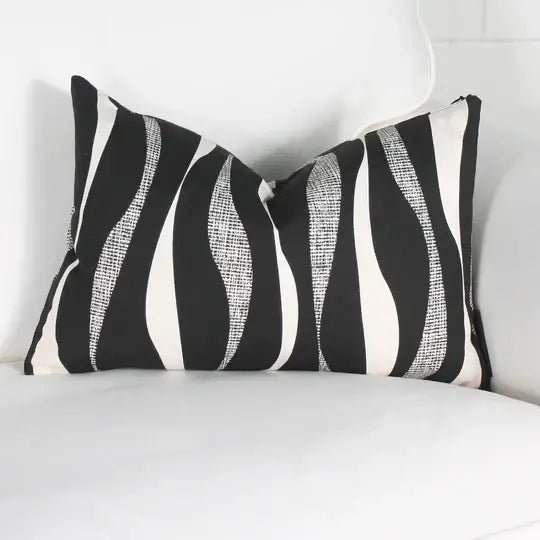 ( Fait au Québec ) - Coussin WAVES Coussins ,disponible chez Literie-Déco et moi