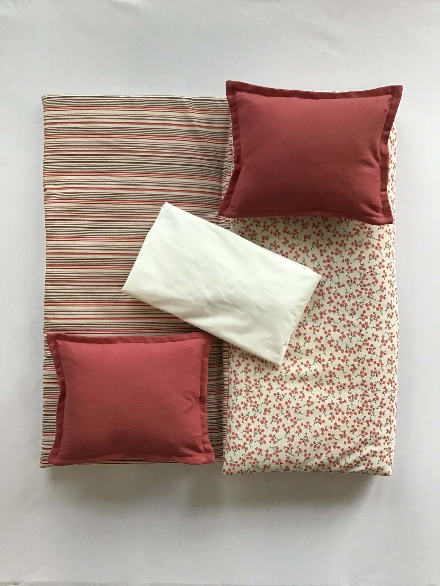 ( Fait au Québec) Ensemble de literie pour bébé ROSIE ( Réversible ) Douillette bébé ,disponible chez Literie-Déco et moi