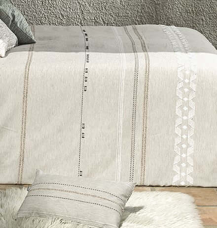 ( Fait au Québec ) Ensemble douillette MILO ( Gris , taupe et blanc ) Douillette ,disponible chez Literie-Déco et moi