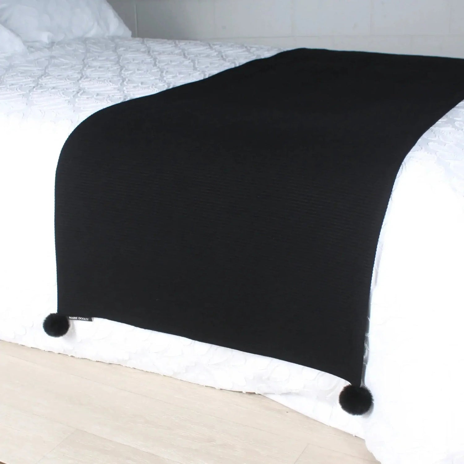 ( Fait au Québec ) Jeté MIRANI ( 9 teintes disponibles ) Chemin de lit  ,disponible chez Literie-Déco et moi