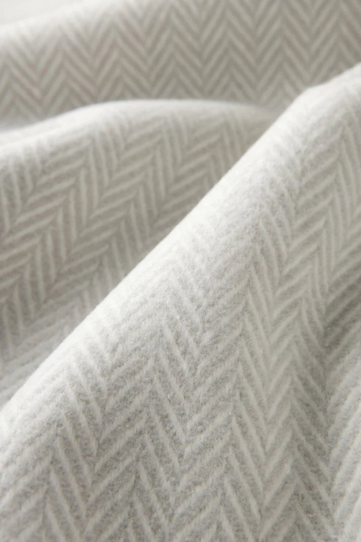 Jeté Skyline ( Gris pâle ) ( 55''x 70'') - Jeté CHÉNÉ - Literie-Déco et moi