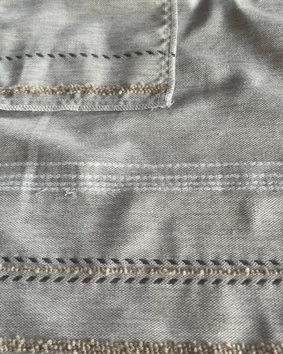 ( Fait au Québec ) Ensemble douillette MILO ( Gris , taupe et blanc ) Douillette ,disponible chez Literie-Déco et moi
