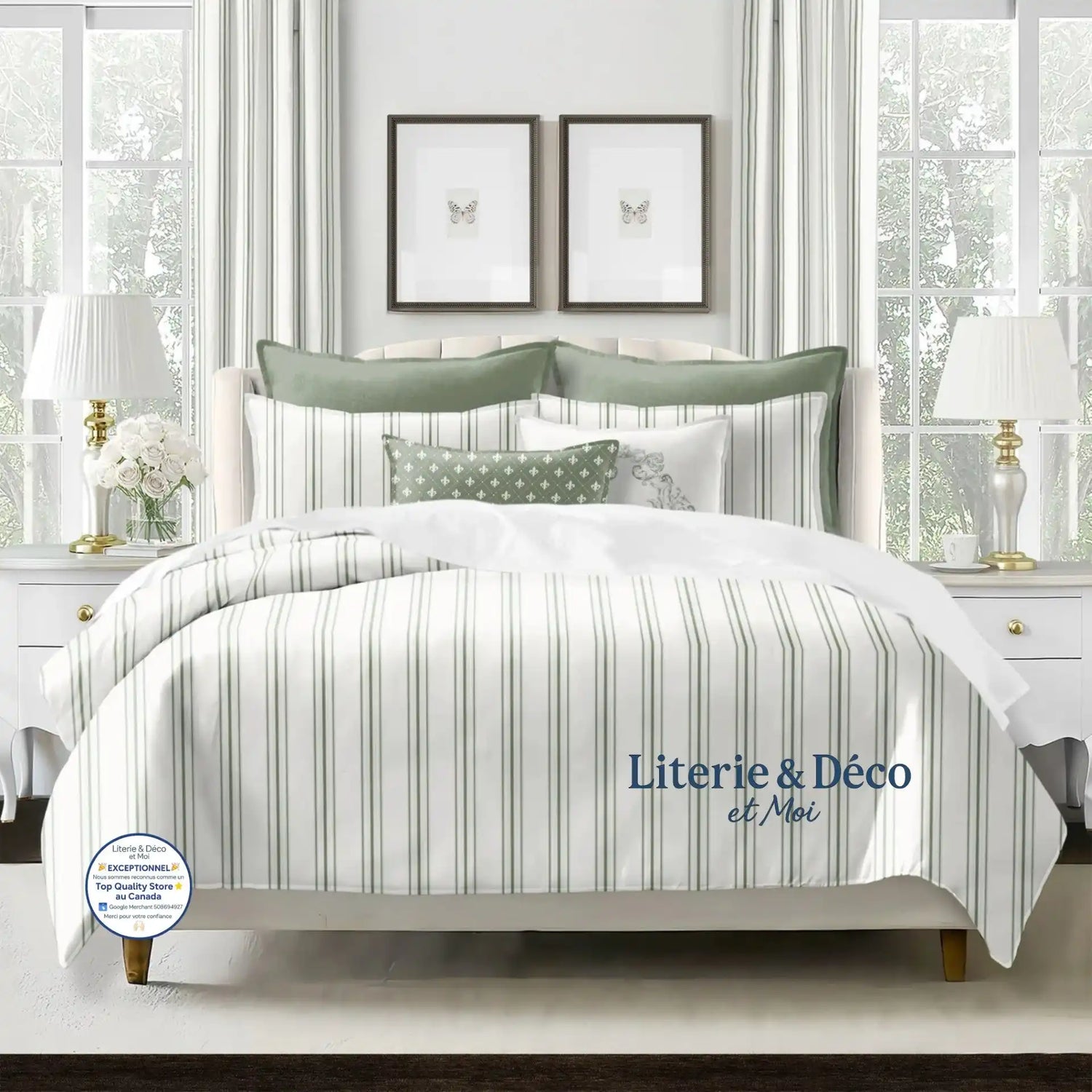 Ensemble de couette à rayures avec accents dorés et fond blanc.