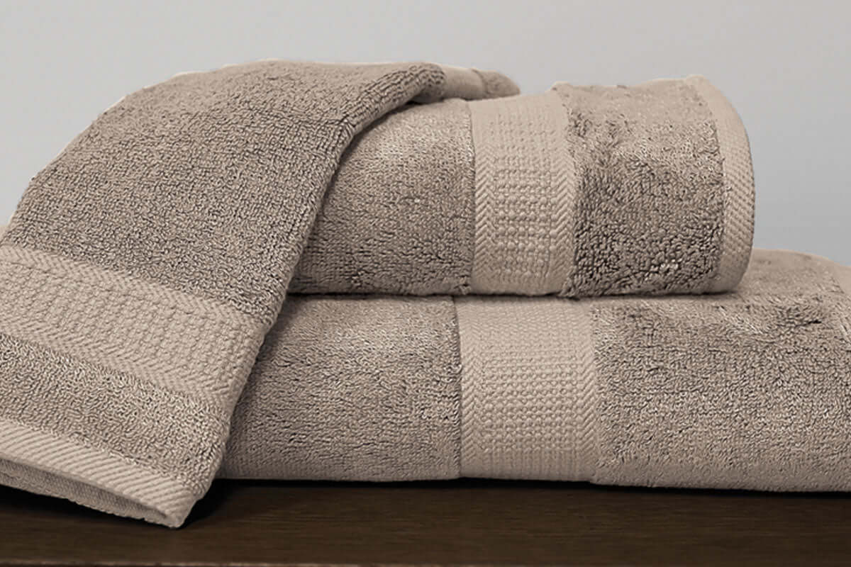 Serviettes en bambou/coton ( Taupe ) serviettes de bain ,disponible chez Literie-Déco et moi