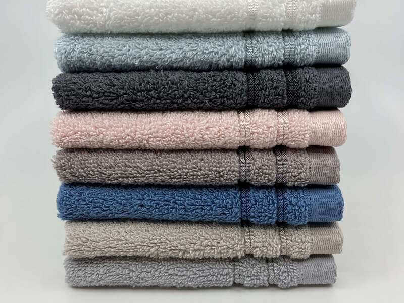 Serviettes en coton douces au toucher ( Confectionnées au Portugal ) serviettes de bain ,disponible chez Literie-Déco et moi