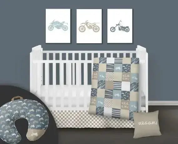 lit de bébé douillet avec une couette, un coussin d'allaitement