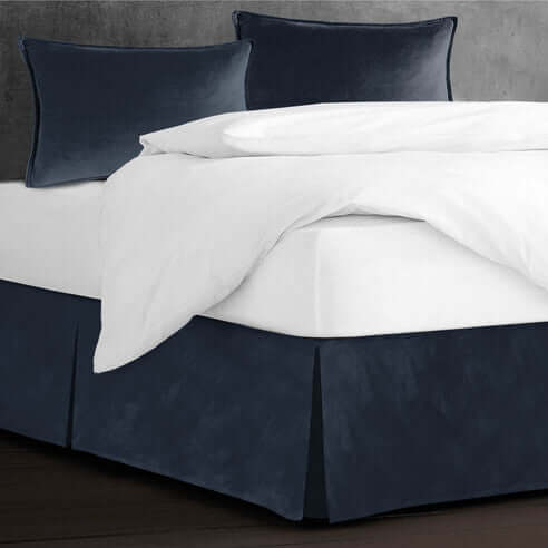 FAIT AU CANADA- Ensemble 8 pièces- VELOURS CASCADE( Marine ) - Par Colcha Linens Douillette, Couvre-lit, Housse de couette  ,disponible chez Literie-Déco et moi 