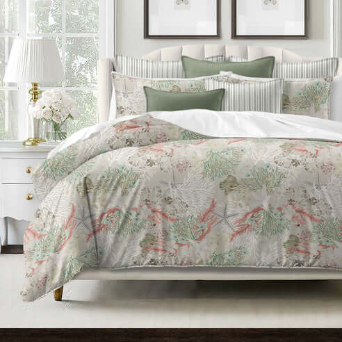 FAIT AU CANADA- Ensemble de literie SOUS L'OCÉAN CORAIL - Par Colcha Linens Douillette, Couvre-lit, Housse de couette  ,disponible chez Literie-Déco et moi 
