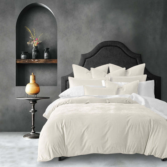 FAIT AU CANADA- Ensemble 8 pièces- VELOURS CASCADE( Ivoire) - Par Colcha Linens Douillette, Couvre-lit, Housse de couette  ,disponible chez Literie-Déco et moi 