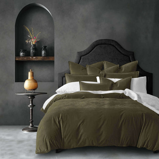 FAIT AU CANADA- Ensemble 8 pièces- VELOURS CASCADE( Olive ) - Par Colcha Linens Douillette, Couvre-lit, Housse de couette  ,disponible chez Literie-Déco et moi 