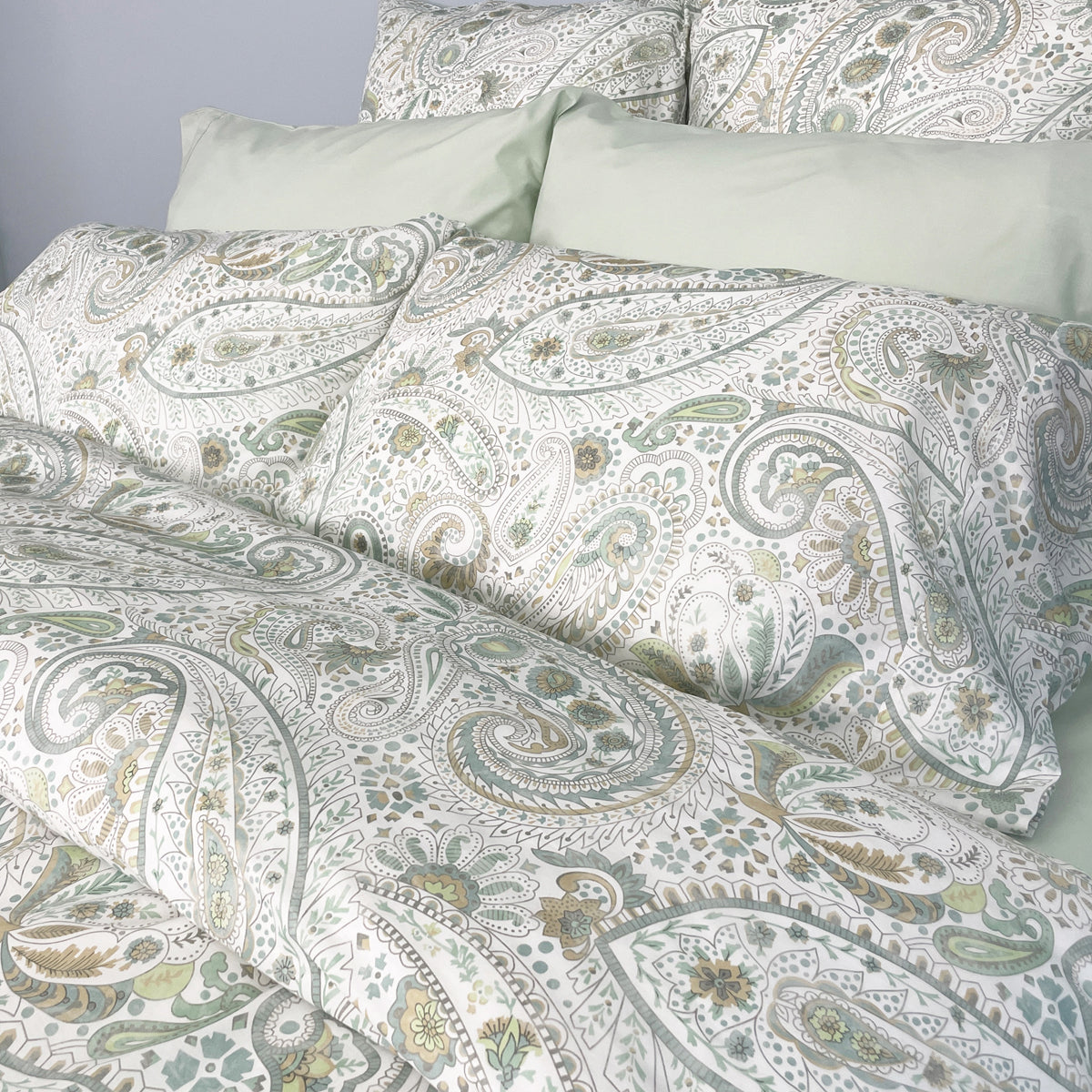 ( Fait au Canada ) Housse de couette paisley ANNABELLE- ( Vert et bleu )- Par Cuddle Down Housse de couette  ,disponible chez Literie-Déco et moi 