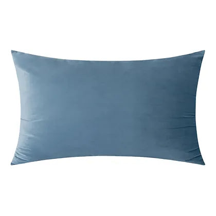 Coussin bleu océan VELVET  ( 12'' X 20'') ou ( 18'' X 18'') coussins  ,disponible chez Literie-Déco et moi 