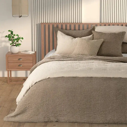 Housse de couette texturée taupe BARBARA- Par Brunelli (Livraison prévue, automne 2025 ) Housse de couette  ,disponible chez Literie-Déco et moi 