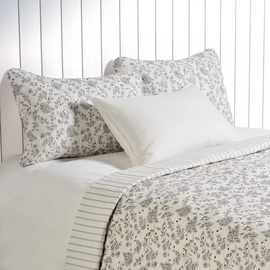 Ensemble de courtepointe avec un imprimé de feuillage terracotta Marjolaine- Par Brunelli (Livraison Printemps 2026) (Copie) de Brunelli – PRODUIT de qualité chez Literie & Déco et Moi