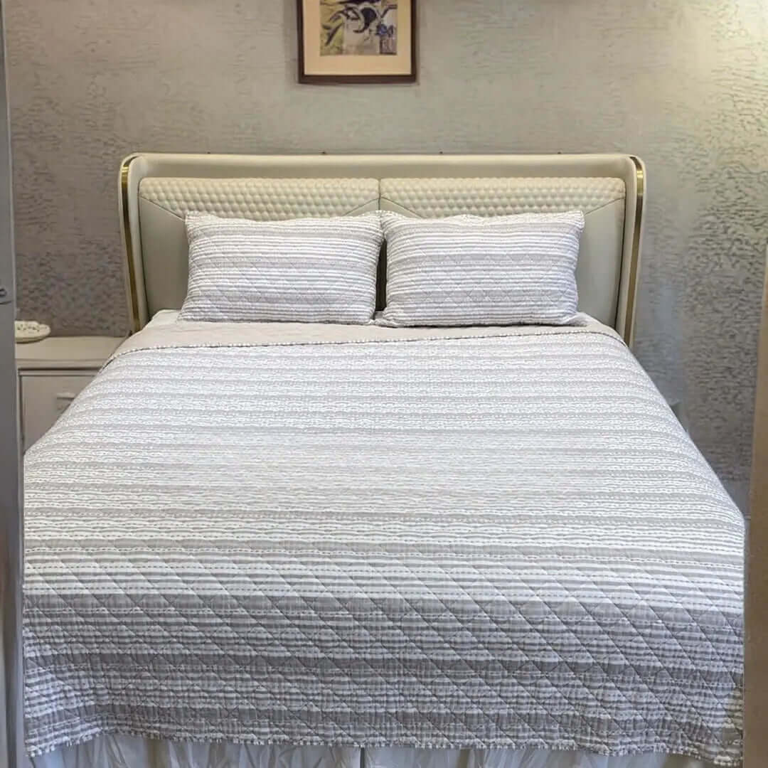 Ensemble de courtepointe rayée taupe et ivoire- RÉUNION ( Jeté Réunion aussi disponible) - Premium Courtepointe from Literie-Deco & moi - Just $69.99! Shop now at Literie-Déco et moi 