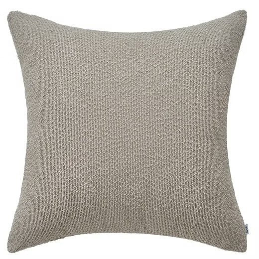 Coussin euro BOUCLÉ  ( Taupe ) 25'' x 25'' coussins  ,disponible chez Literie-Déco et moi 