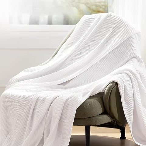 Couverture blanche Waffle  ( 78'' x 94'') Couvertures  ,disponible chez Literie-Déco et moi 