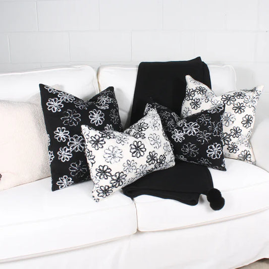 ( Fait au Québec ) - Coussin LETTONIE NOIR -( 2 formats disponibles) Coussins  ,disponible chez Literie-Déco et moi 