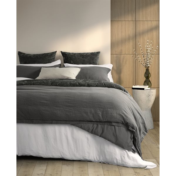 Housse de couette en lin gris charcoal LINEN STONE WASH- Par Brunelli ) livraison printemps 2025 Housse de couette  ,disponible chez Literie-Déco et moi 