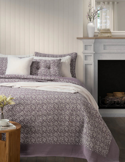Courtepointe lavande avec de petites fleurs MAGGIE- Par Brunelli ( Livraison printemps 2026) de Brunelli – PRODUIT de qualité chez Literie & Déco et Moi