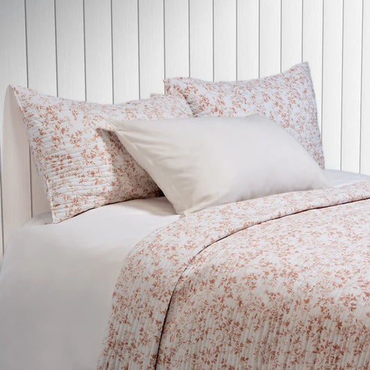 Ensemble de courtepointe avec un imprimé de feuillage terracotta Marjolaine- Par Brunelli (Livraison Printemps 2026) (Copie) de Brunelli – PRODUIT de qualité chez Literie & Déco et Moi