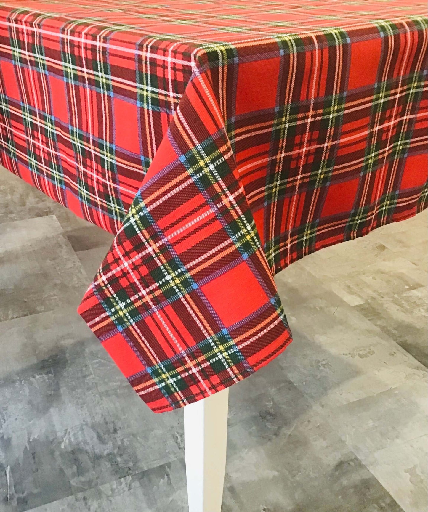 Fait au Québec - Nappe carreautée Scott NAPPES  ,disponible chez Literie-Déco et moi 